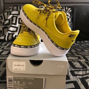NEVER WORN YELLOW AIR FORCE 1